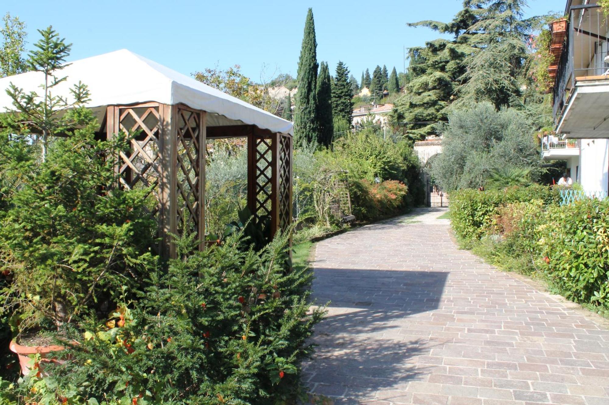 Residenza Fontana Del Ferro Hotel Verona Bagian luar foto